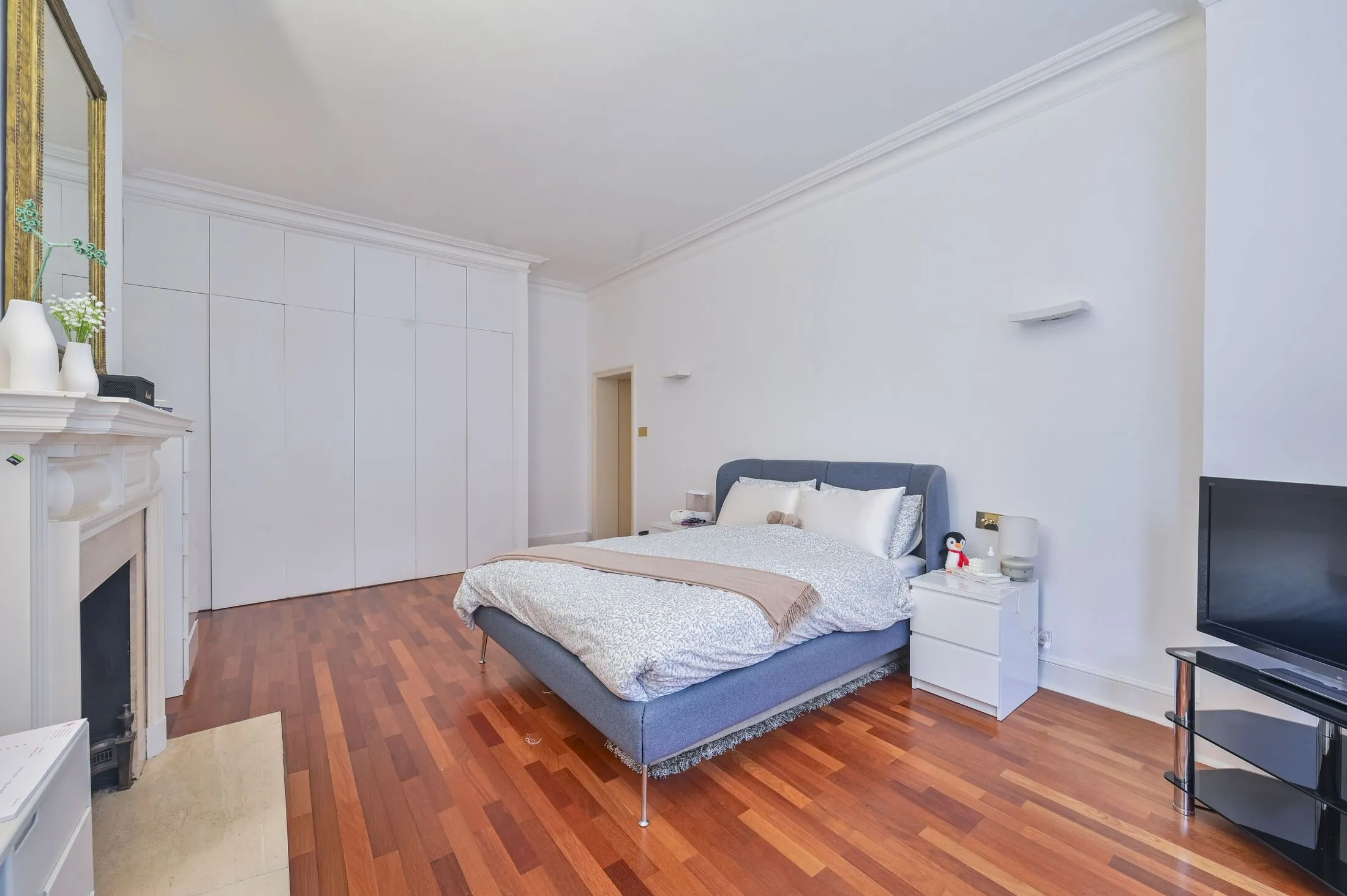 Flat Basil Street in Greater London