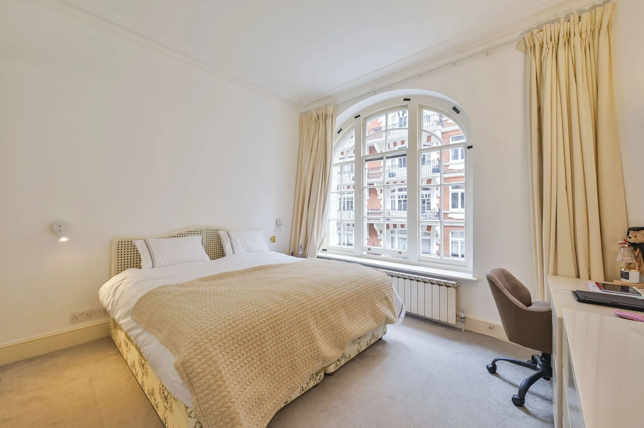 Flat Basil Street in Greater London