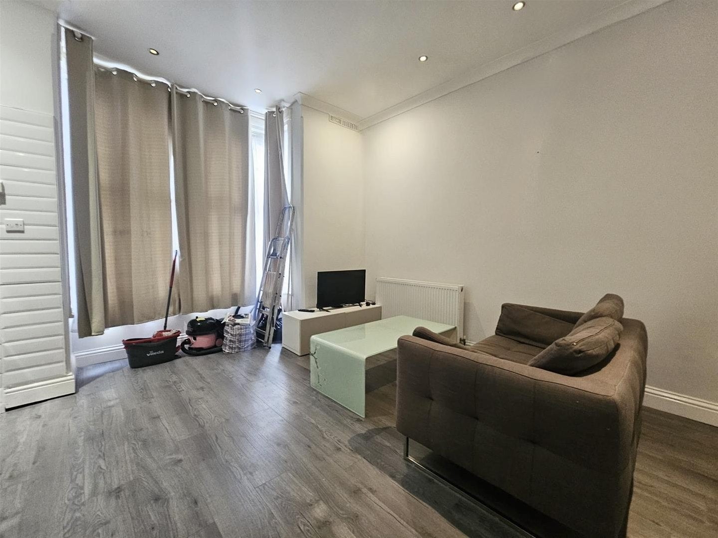 Flat Minet Avenue in Greater London
