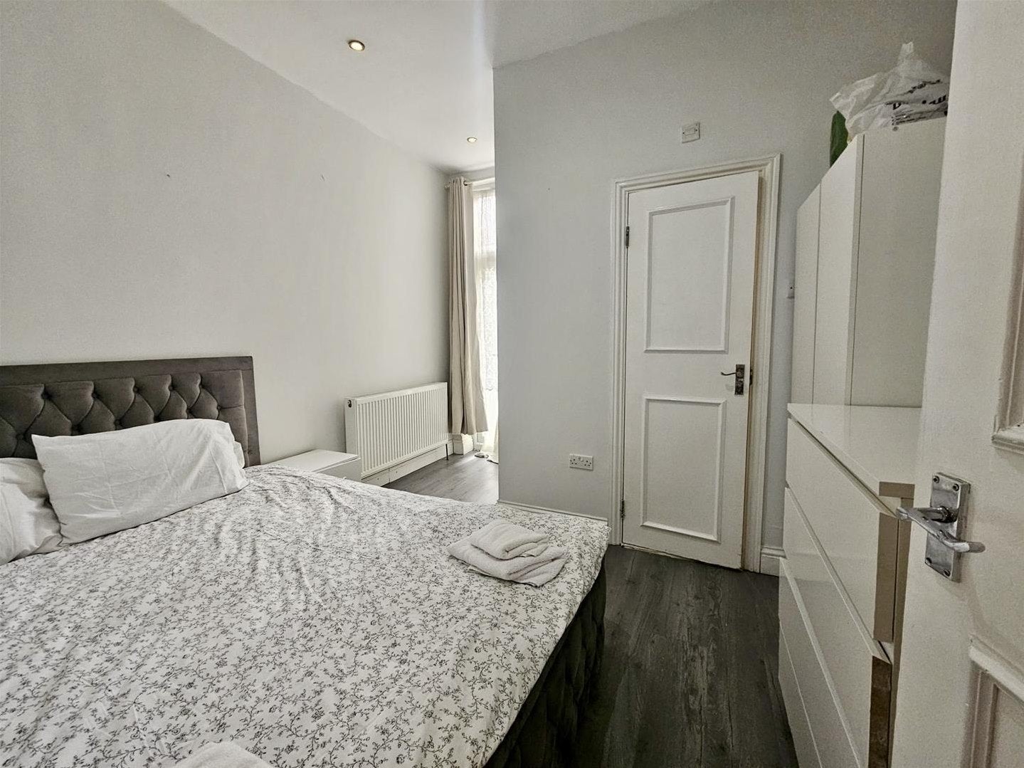 Flat Minet Avenue in Greater London