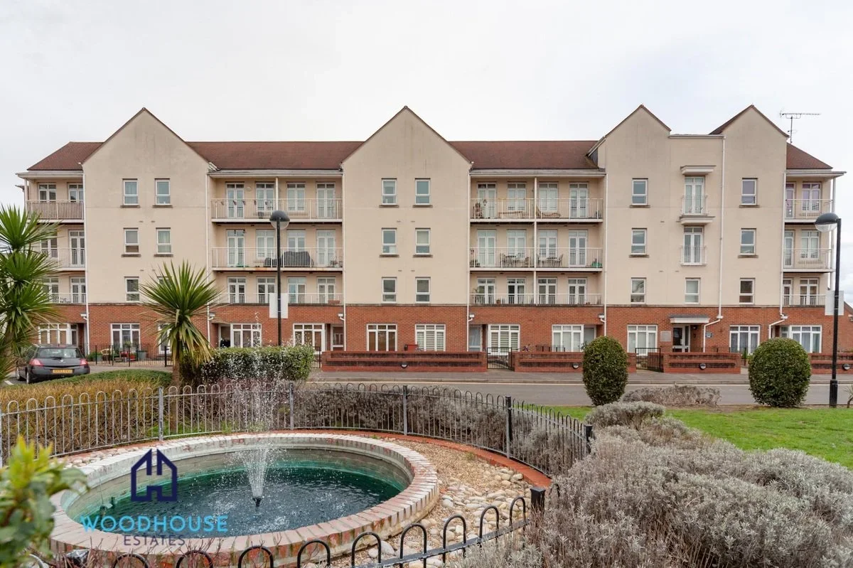 Flat Magdalene Gardens in Greater London