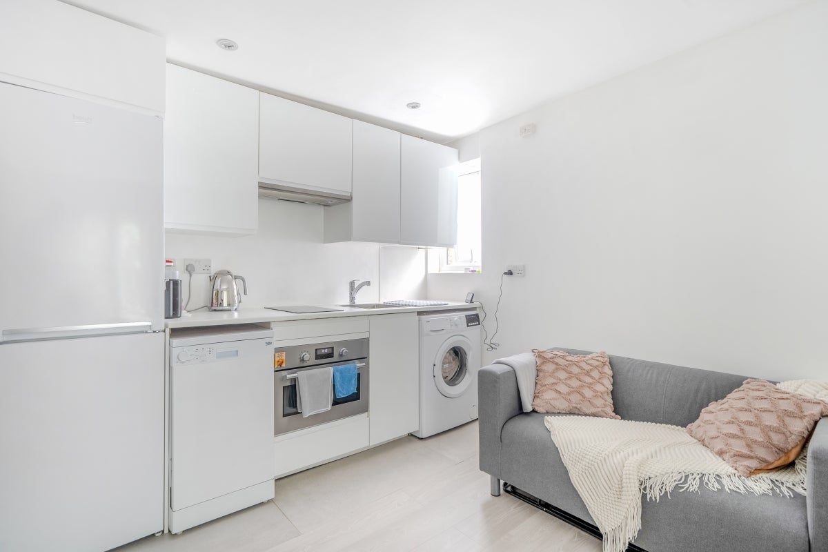 Flat Agamemnon Road in Greater London