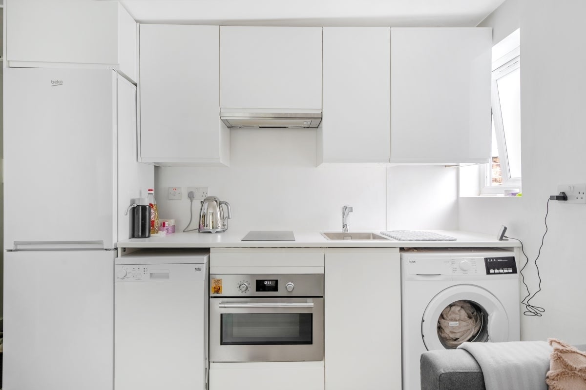 Flat Agamemnon Road in Greater London