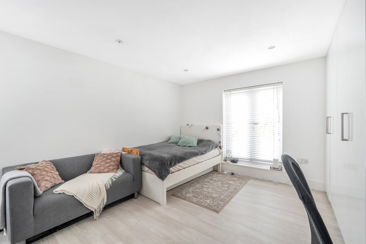 Flat Agamemnon Road in Greater London