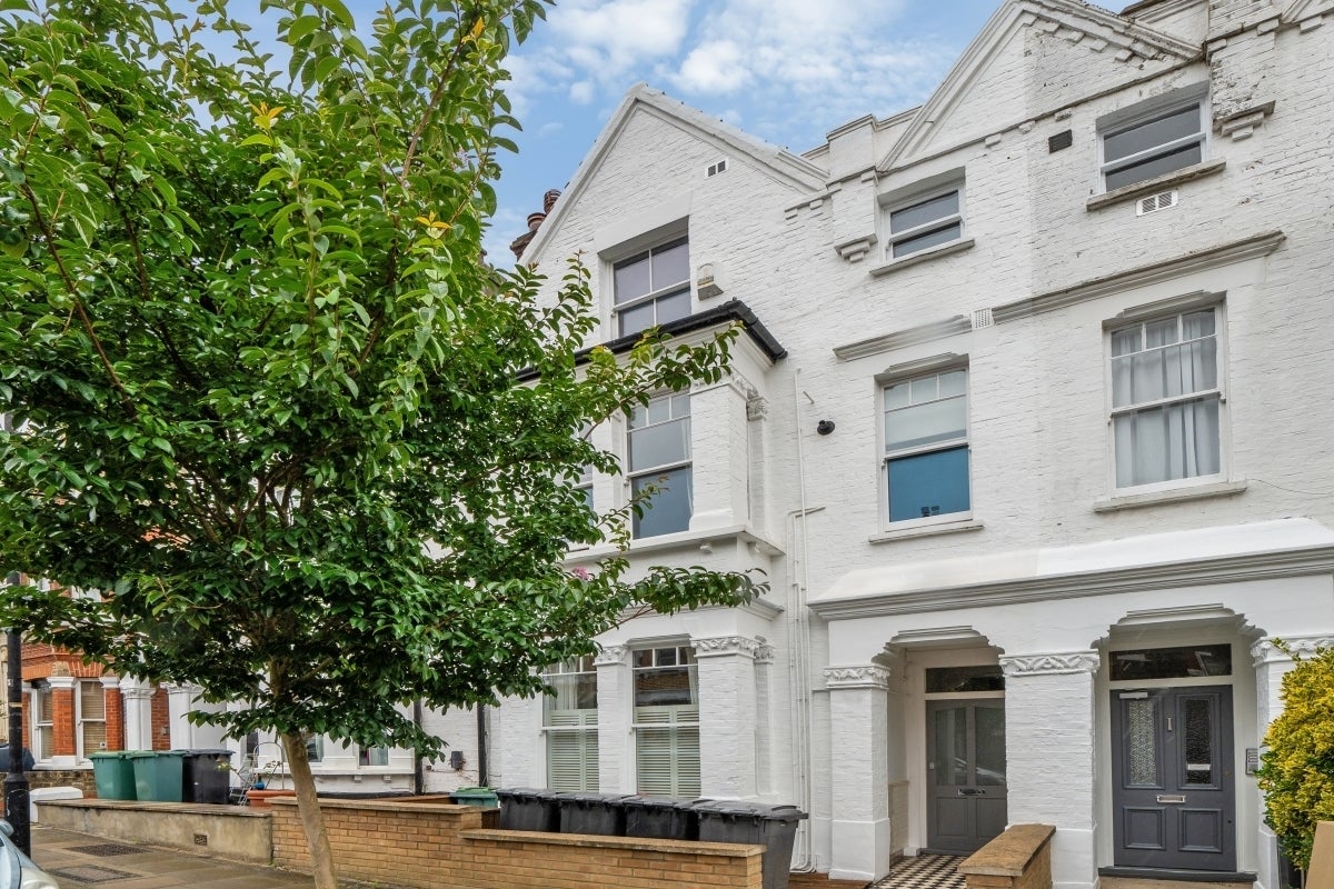 Flat Agamemnon Road in Greater London