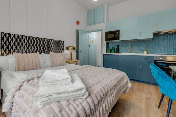 Flat Eardley Crescent in Greater London