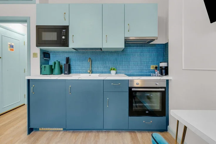 Flat Eardley Crescent in Greater London