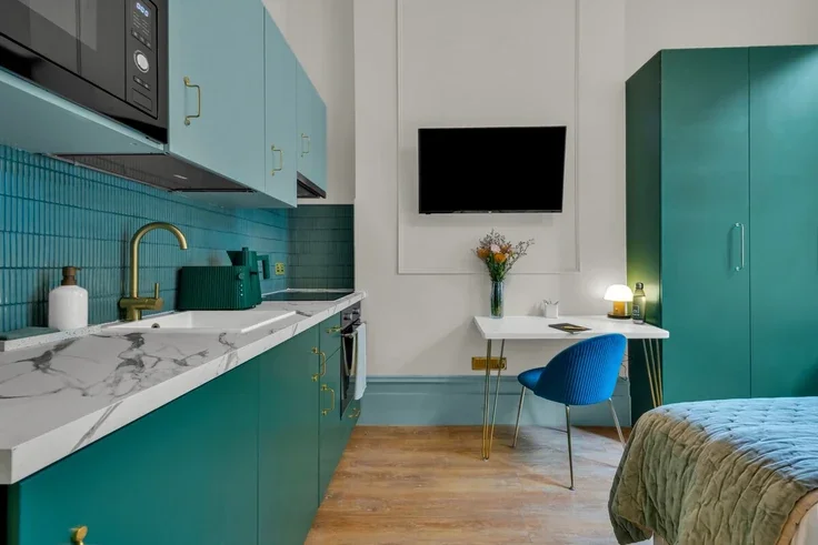 Flat Eardley Crescent in Greater London