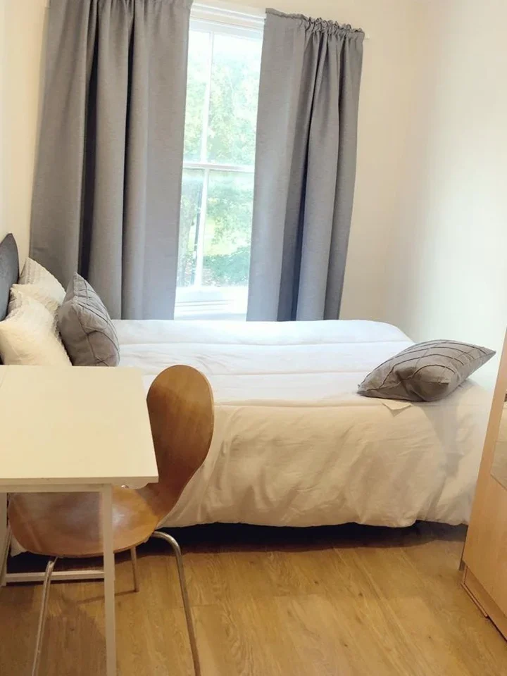 Flat Burdett Road in Greater London