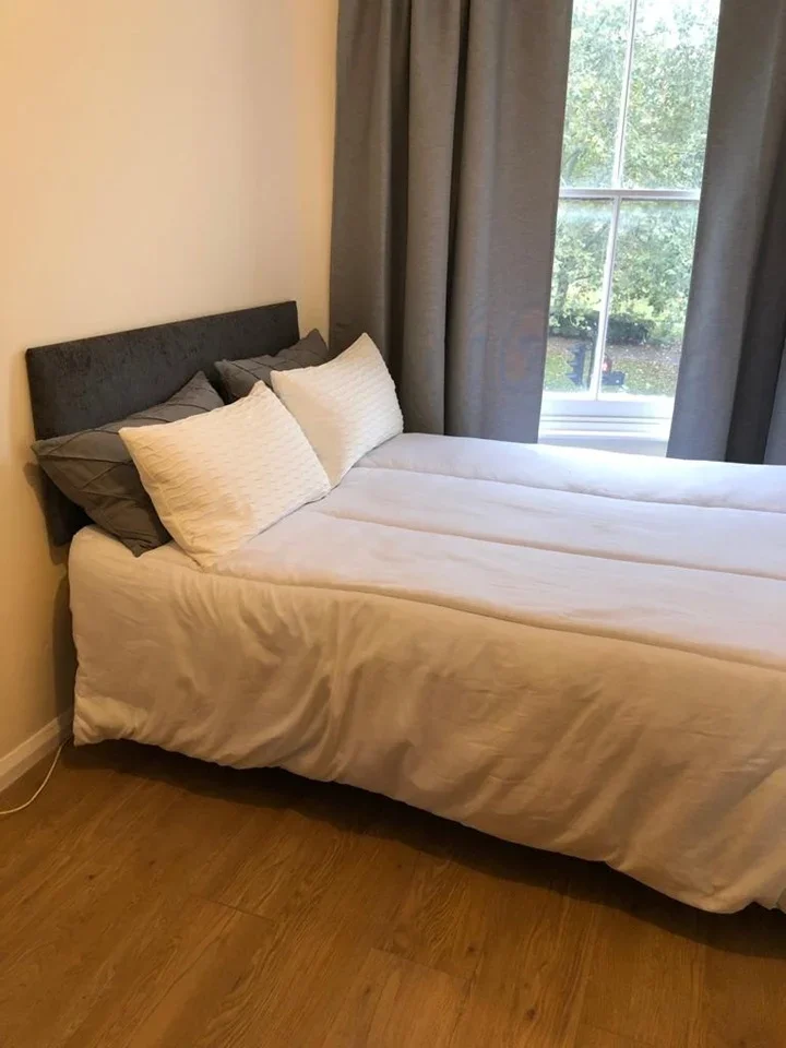 Flat Burdett Road in Greater London