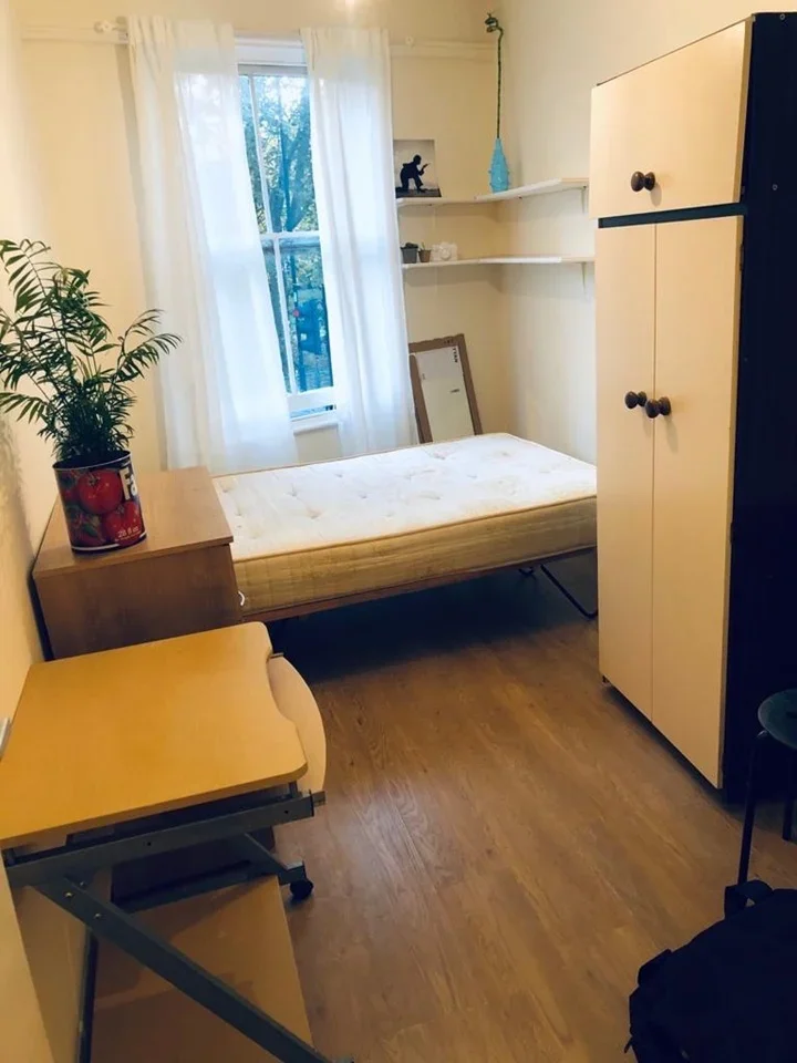 Flat Burdett Road in Greater London