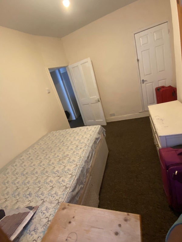 Room Clifton Road in Sandwell