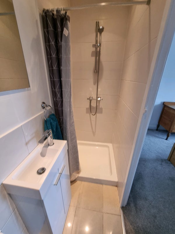 Room Clover Close in Greater London