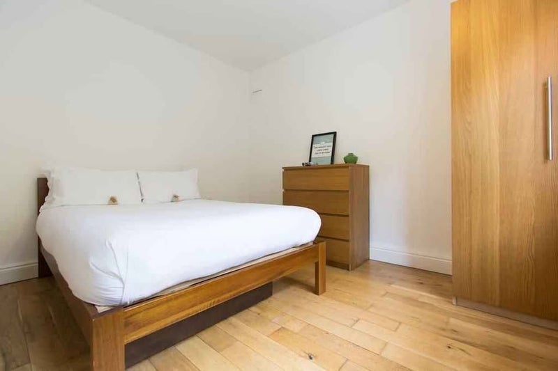 Room St. Katharine's Way in Greater London