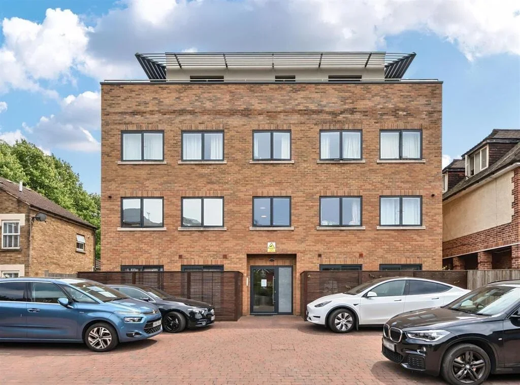Flat Harlesden Road in Greater London