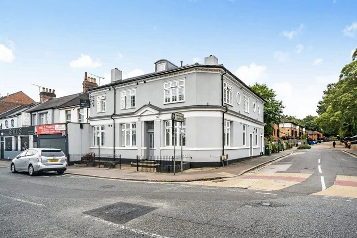 Flat Laburnum Road in Rushmoor