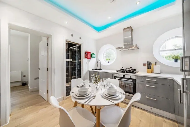 Flat Laburnum Road in Rushmoor