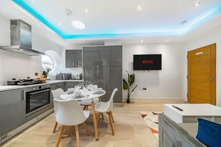 Flat Laburnum Road in Rushmoor