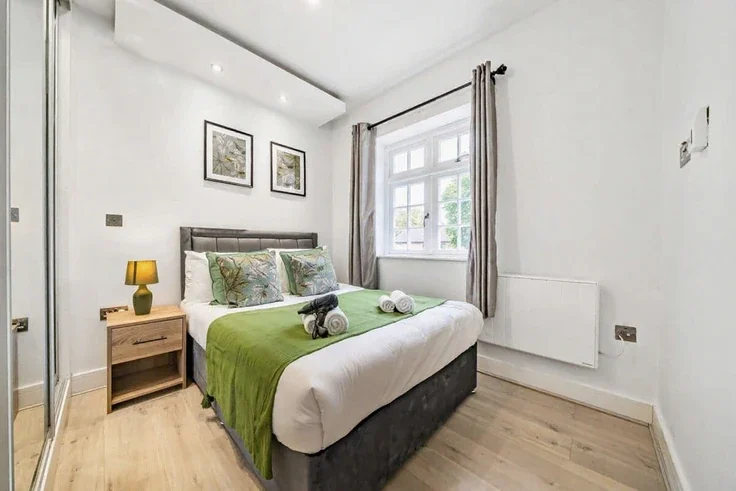 Flat Laburnum Road in Rushmoor