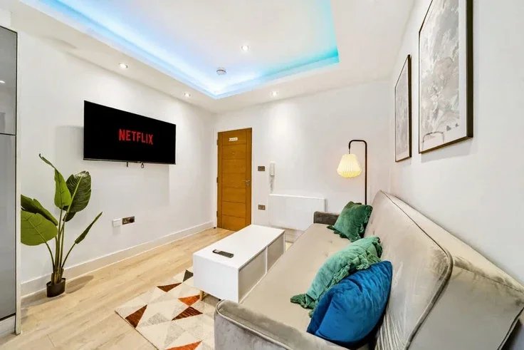 Flat Laburnum Road in Rushmoor