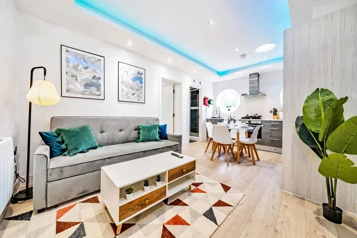 Flat Laburnum Road in Rushmoor