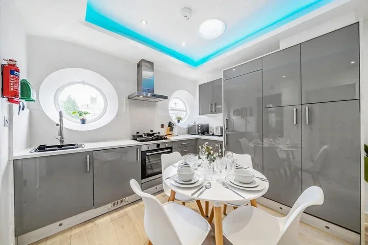 Flat Laburnum Road in Rushmoor