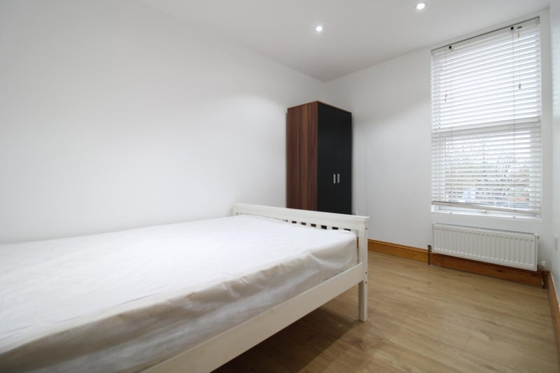 Room Smallwood Road in Greater London