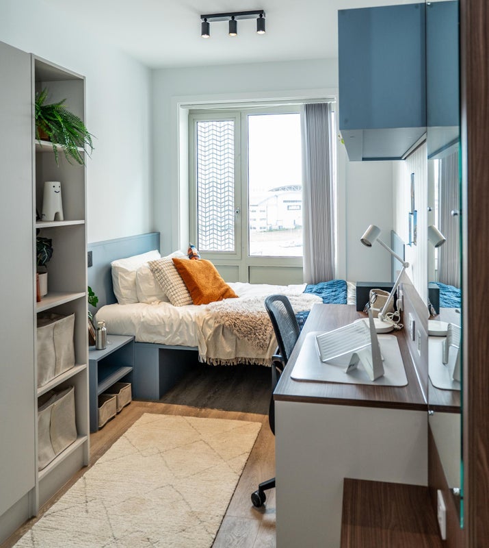 Room Fairlawn Avenue in Bristol