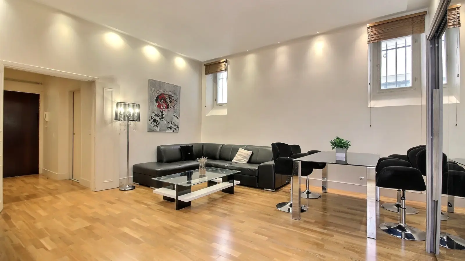 Flat Rue Paul Baudry in Paris