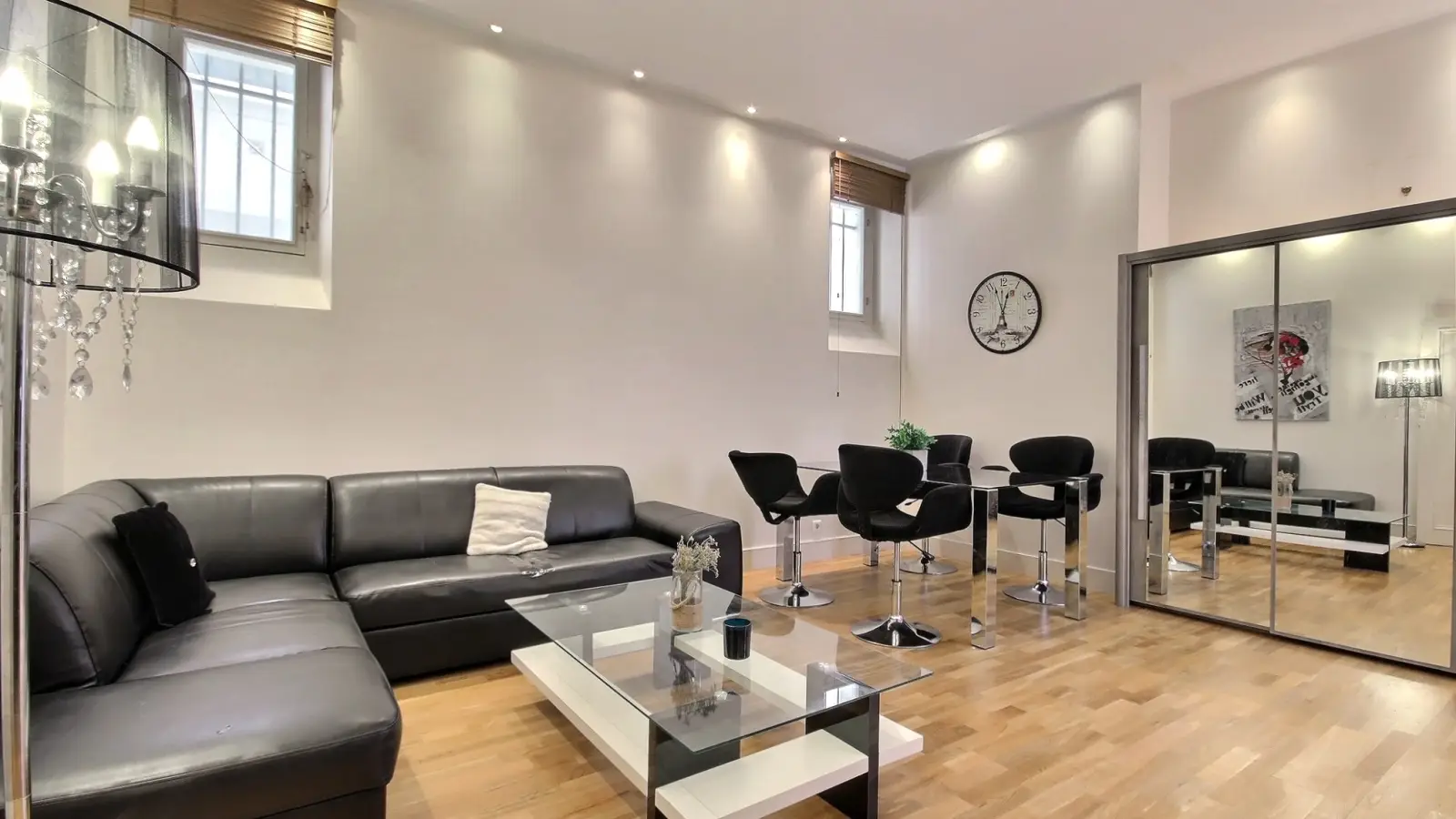 Flat Rue Paul Baudry in Paris