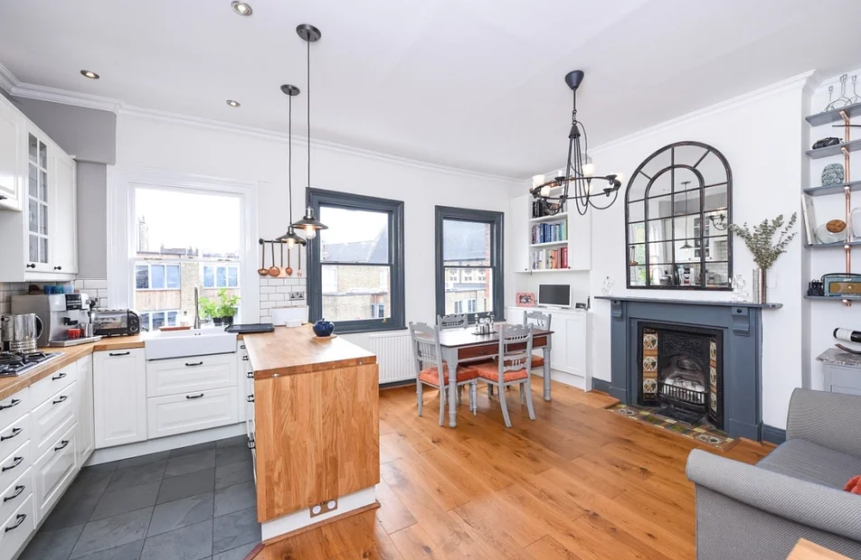 Flat Quex Road in Greater London