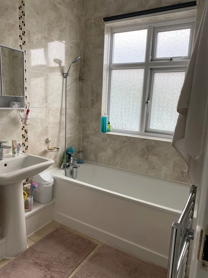 Room Hatley Avenue in Greater London