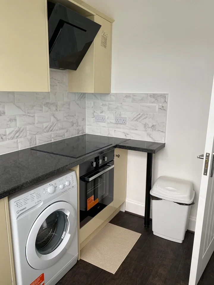 Room Hatley Avenue in Greater London