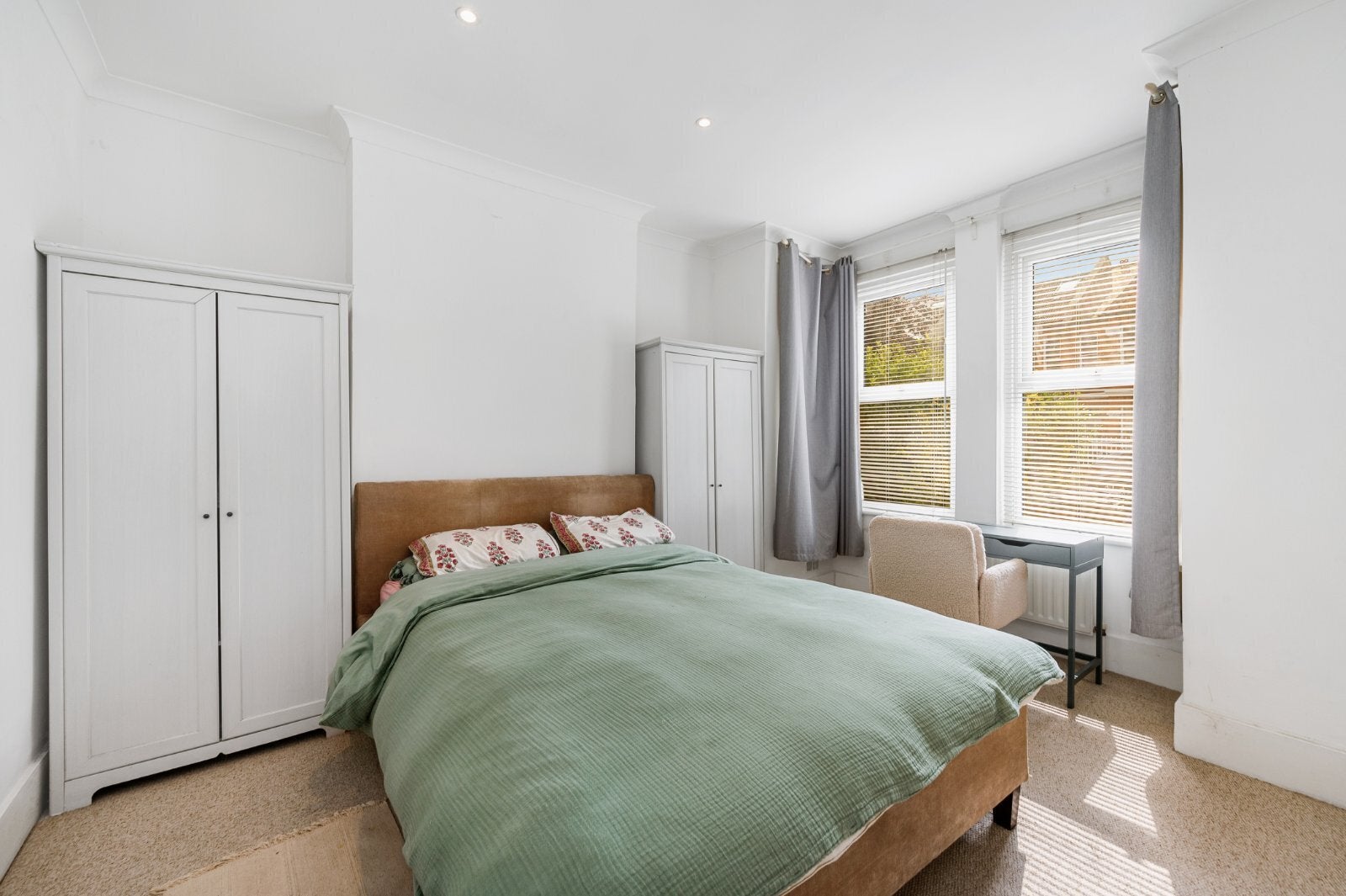 Flat Fielding Road in Greater London