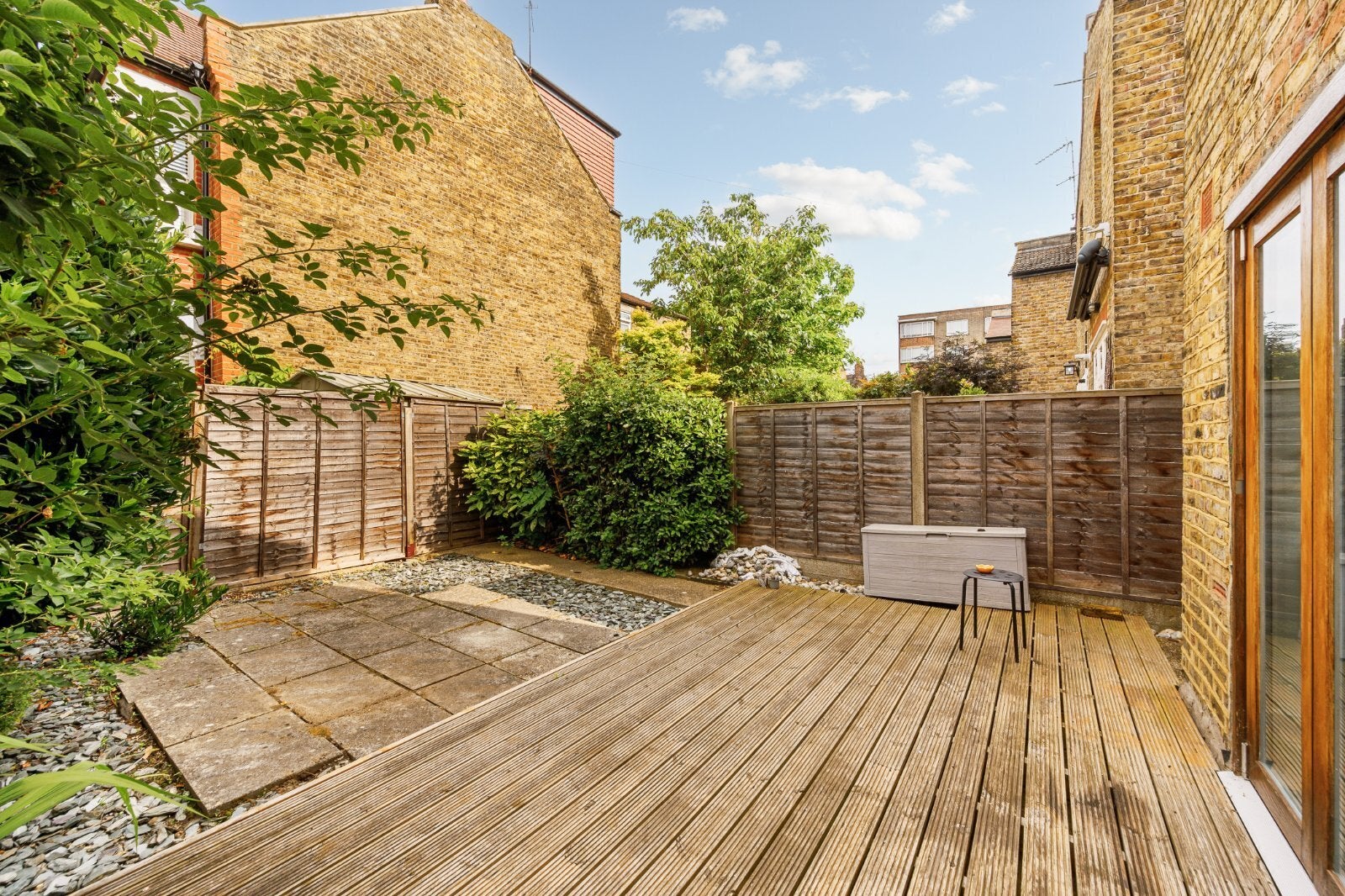Flat Fielding Road in Greater London