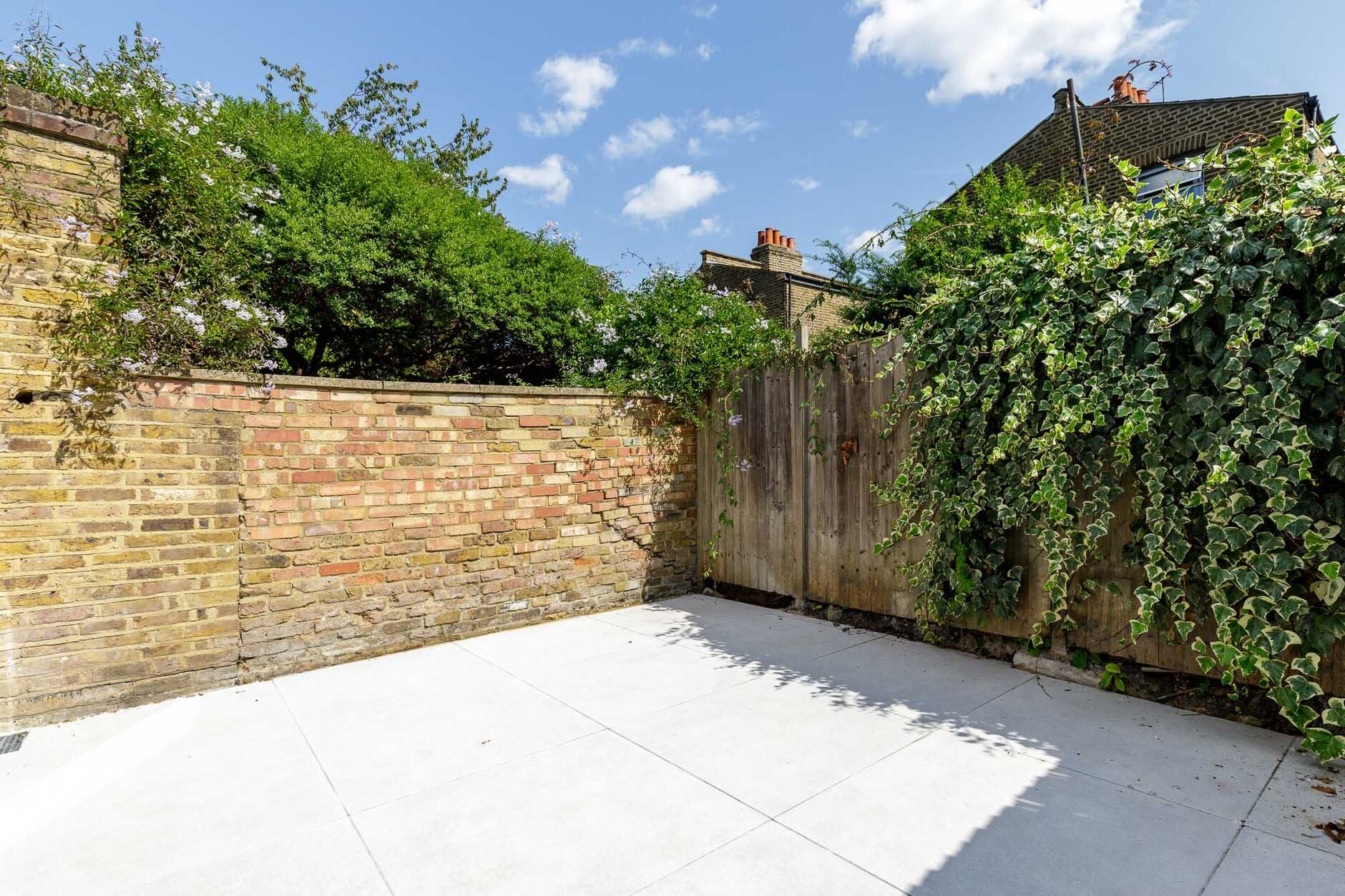 Flat Starfield Road in Greater London
