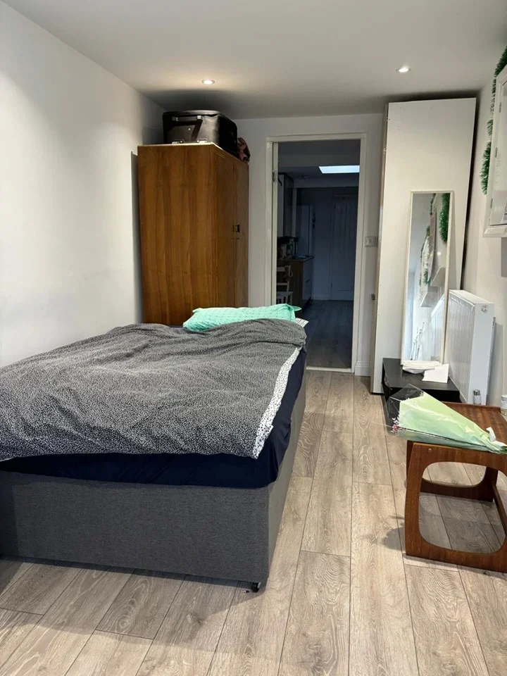 Room Sunrise Avenue in Chelmsford