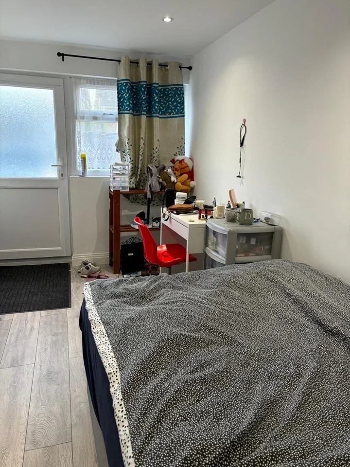 Room Sunrise Avenue in Chelmsford