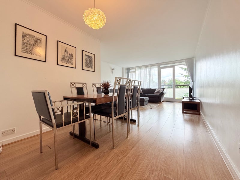 Flat Regent's Park Road in Greater London