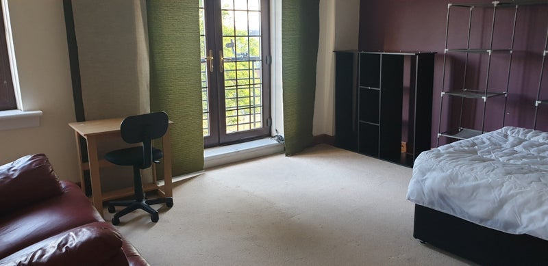 Room Dumbarton Road in Glasgow