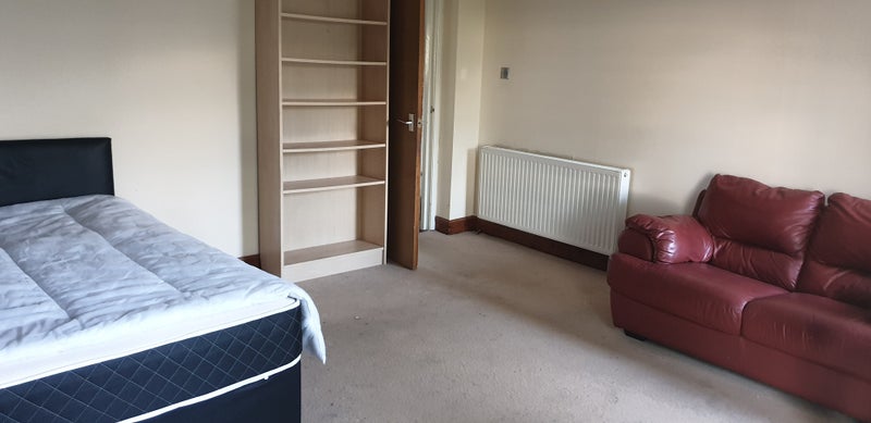 Room Dumbarton Road in Glasgow