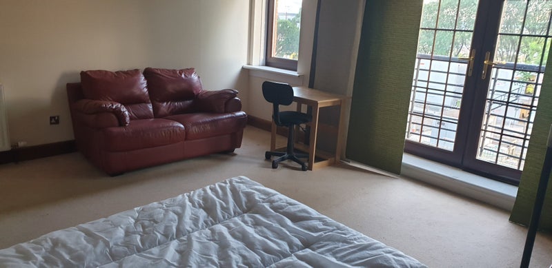 Room Dumbarton Road in Glasgow