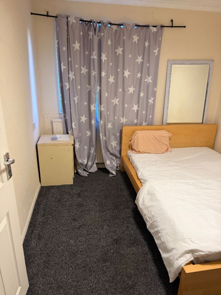 Room Elm Road in Woking