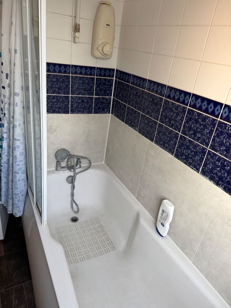 Room Elm Road in Woking