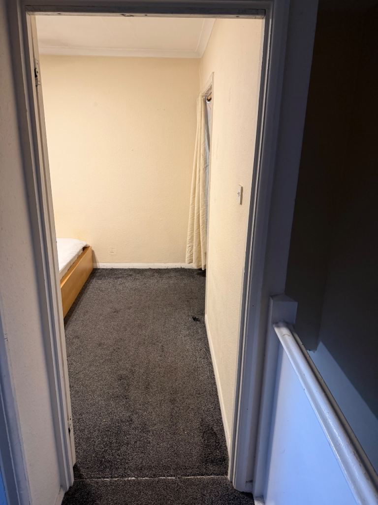 Room Elm Road in Woking