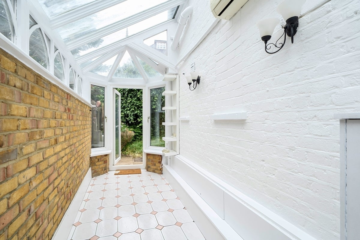 House Highfield Road in Greater London