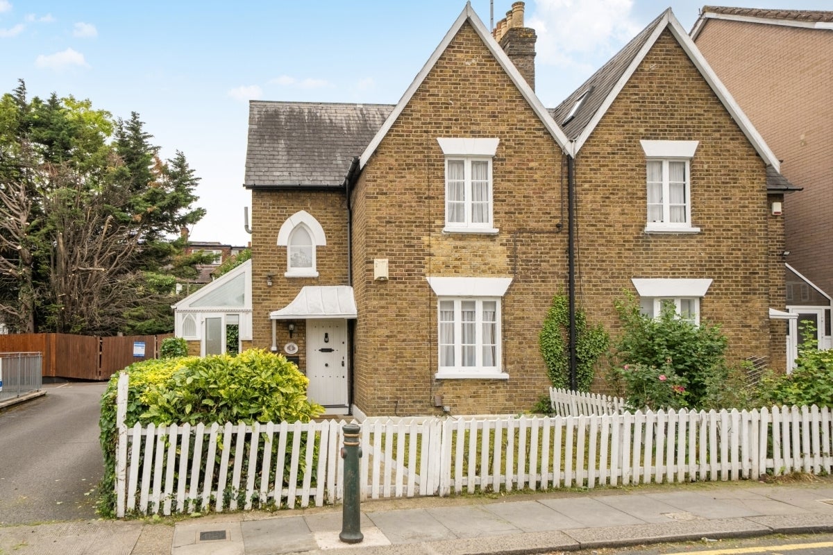 House Highfield Road in Greater London