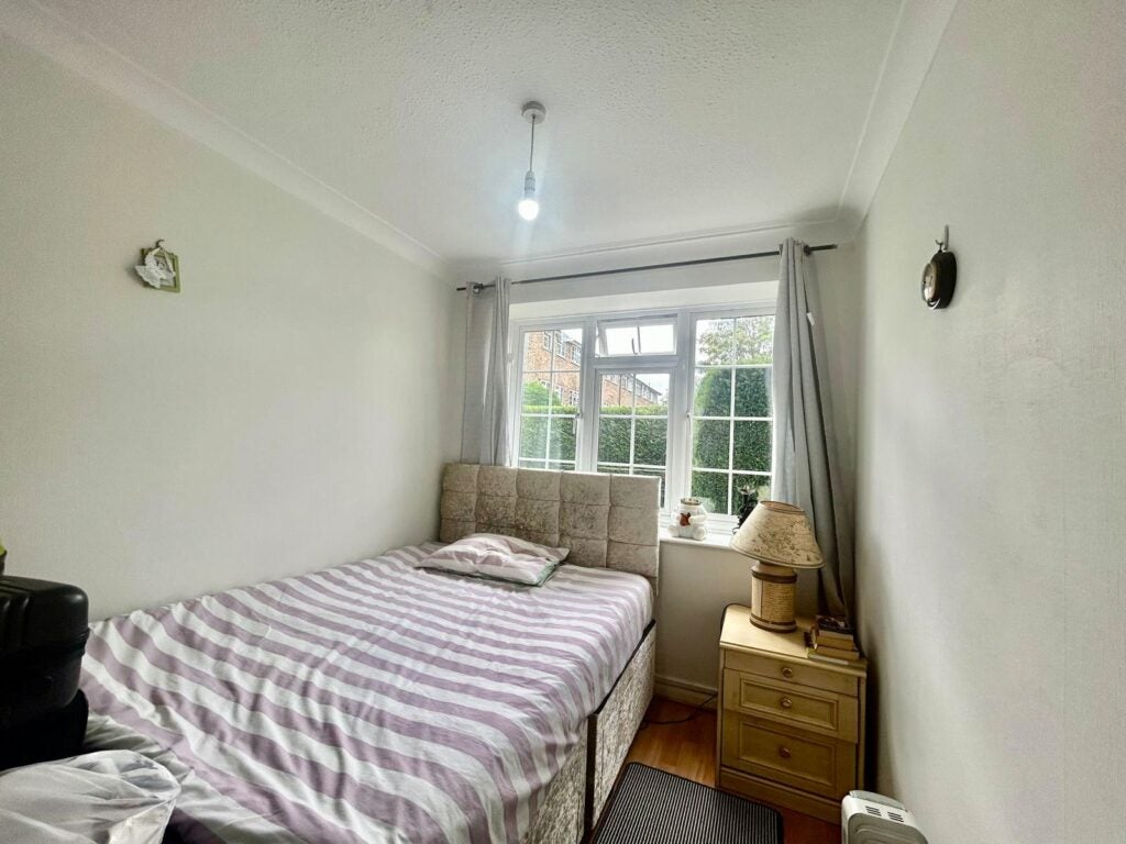 Flat Fernhill Road in Rushmoor