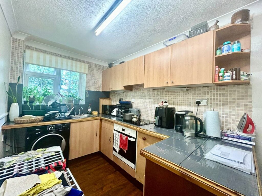 Flat Fernhill Road in Rushmoor