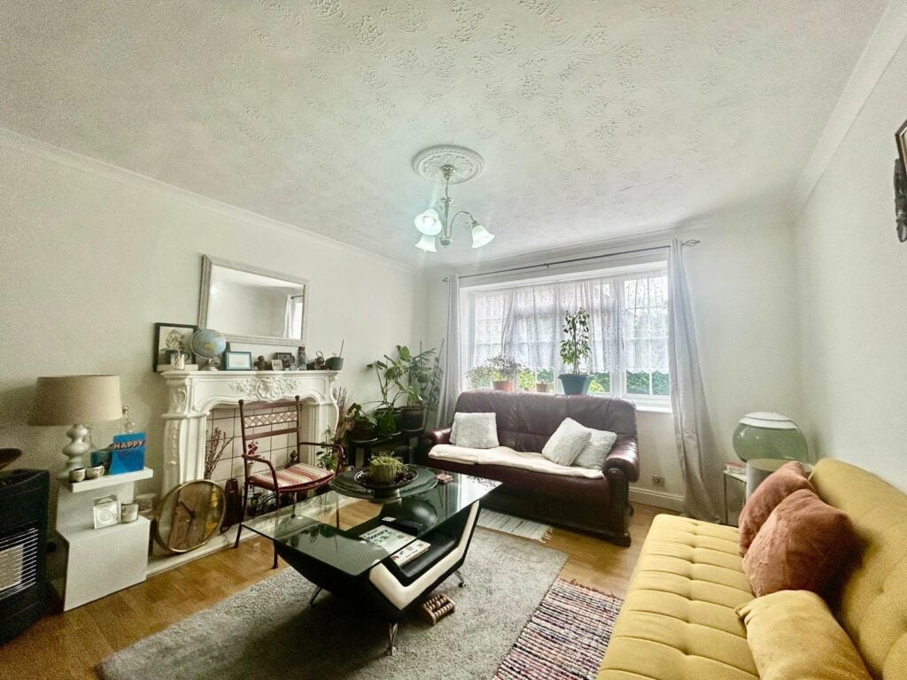 Flat Fernhill Road in Rushmoor